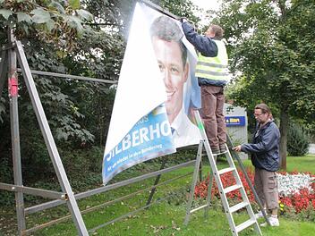 Das Plakatierungsunternehmen von Alexander Kursawe hat derzeit alle Hände voll zu tun, um die Bundestagskandidaten wieder aus dem Straßenbild zu entfernen. Foto: Josef Hofbauer