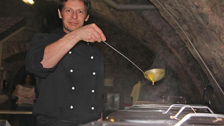 Koch Martin Hartmann schwingt die Kelle. Foto: Gerd Schaar