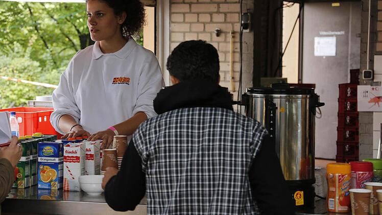 Asyl: Im Erlanger Freibad West wurde ein provisorisches Flüchtlingslager errichtet.