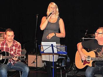 Bei der sechsten Bluesnacht des Kulturamts Haßfurt faszinierte die Gruppe "Miss Sophy and the Blues" mit Sophia Weinberger aus Obertheres, Silas Ambiel aus Heidelberg (links) und Niko Wörtmann aus Haßfurt (rechts).  Fotos: Ulrike Langer