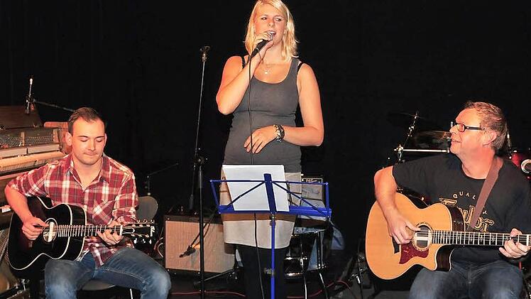 Bei der sechsten Bluesnacht des Kulturamts Haßfurt faszinierte die Gruppe "Miss Sophy and the Blues" mit Sophia Weinberger aus Obertheres, Silas Ambiel aus Heidelberg (links) und Niko Wörtmann aus Haßfurt (rechts).  Fotos: Ulrike Langer