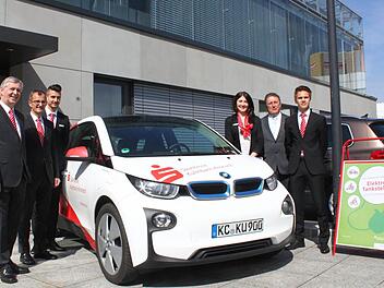 Zwei Elektrofahrzeuge hat die Sparkasse Kulmbach-Kronach im Einsatz - jetzt wird in Kürze eine Elektro-Tankstelle für zwei- und vierrädrige Fahrzeuge bei den Sparkassen-Hauptstellen in Kulmbach und Kronach zur Verfügung stehen. Unser Foto zeigt Vorstands-Vorsitzenden Klaus-Jürgen Scherr, Vorstand Harry Weiß, Izzet Nacak, Auszubildende Saskia Weith, Verwaltungsratsvorsitzenden Oberbürgermeister Henry Schramm und Auszubildenden Jonathan Bähr. Foto: Alexander Müller