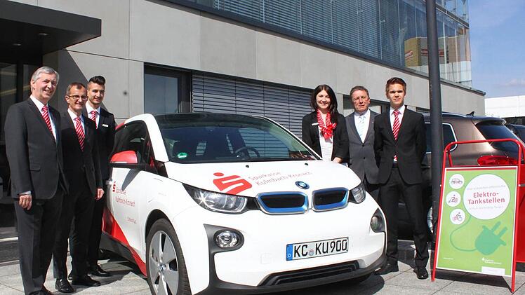 Zwei Elektrofahrzeuge hat die Sparkasse Kulmbach-Kronach im Einsatz - jetzt wird in Kürze eine Elektro-Tankstelle für zwei- und vierrädrige Fahrzeuge bei den Sparkassen-Hauptstellen in Kulmbach und Kronach zur Verfügung stehen. Unser Foto zeigt Vorstands-Vorsitzenden Klaus-Jürgen Scherr, Vorstand Harry Weiß, Izzet Nacak, Auszubildende Saskia Weith, Verwaltungsratsvorsitzenden Oberbürgermeister Henry Schramm und Auszubildenden Jonathan Bähr. Foto: Alexander Müller