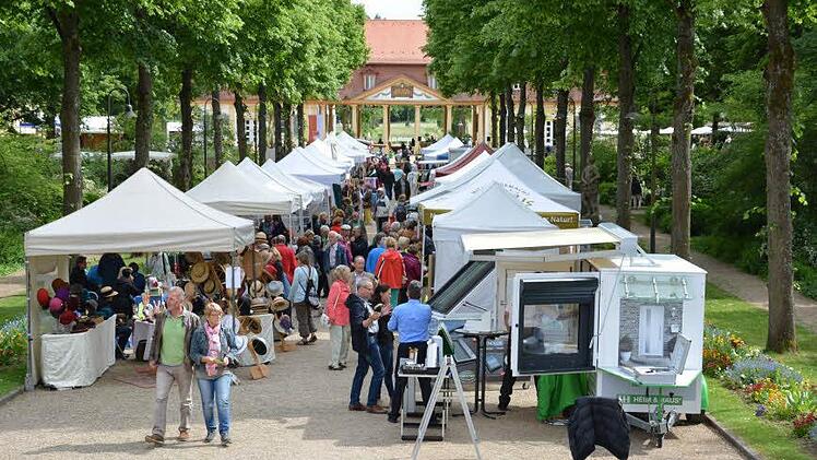 Ein besonderes Ambiente bietet sich beim Besuch der Messe "LebensArt" im Kurpark von Bad Bocklet. Fotos: Björn Hein