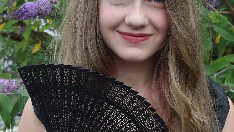 Jana Paulus: "Ich komme aus Rödental und gehe in Neustadt zur Schule. Am Kinderfest habe ich sehr viel Freude. Das schöne ist: Man kann sich verkleiden. Seit zwei haben wir uns in unserer Klasse auf den Umzug vorbereitet."