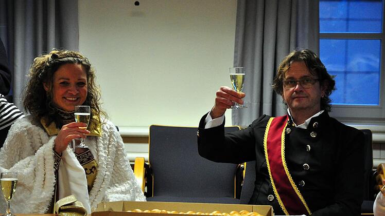 Das Rathaus fest in Narrenhand - Prinzessin Sandra I. und Prinz Henry I.  Foto: Florian Weiß