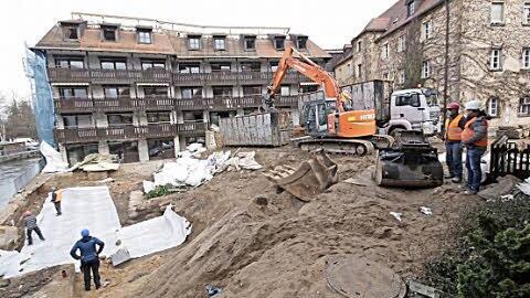Die Grabungen (links) werden abgedeckt.