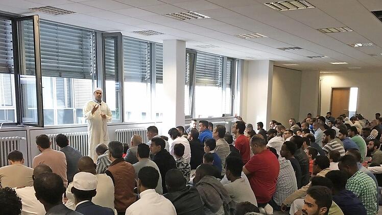 Weit über 100 Muslime feierten gemeinsam den ersten Morgen nach der Fastenzeit. Foto: Mazen Alhomsi