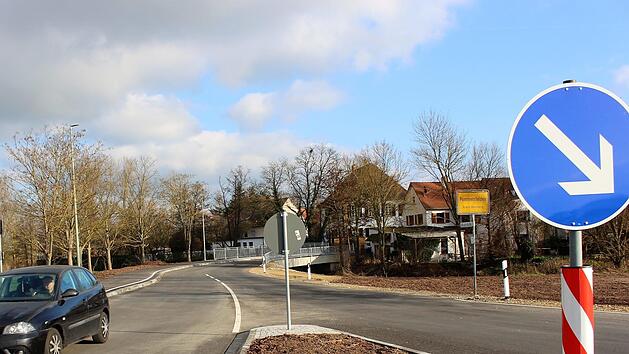 Die neue Brücke und ihre Zufahrt am Ortseingang von Pommersfelden sind rechtzeitig vor den Feiertagen fertig geworden.    Foto: Evi Seeger