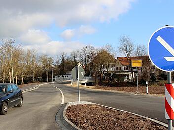Die neue Brücke und ihre Zufahrt am Ortseingang von Pommersfelden sind rechtzeitig vor den Feiertagen fertig geworden.    Foto: Evi Seeger