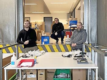 Jonas Walther, Timo Wenzel und Andreas Berger (von links) gaben im Hardware- und Logistiklager die benötigten Computerteile wie Monitore und Mäuse an die HUK-Mitarbeiter heraus. Foto: Elke Röder