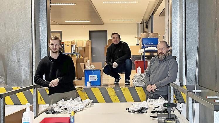 Jonas Walther, Timo Wenzel und Andreas Berger (von links) gaben im Hardware- und Logistiklager die benötigten Computerteile wie Monitore und Mäuse an die HUK-Mitarbeiter heraus. Foto: Elke Röder