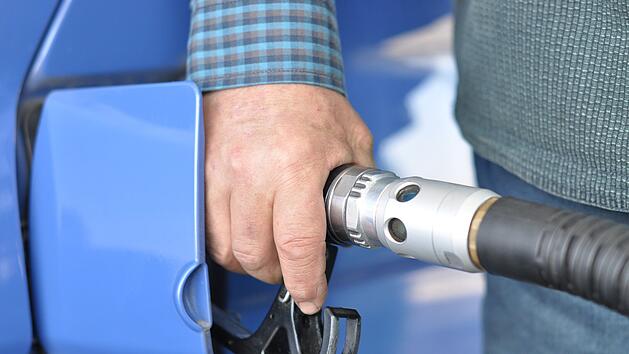 Am 1. Juli endet der Tankrabatt in Deutschland, was voraussichtlich zu einem Preisanstieg bei Diesel und Benzin um 17 Cent f&uuml;hrt.