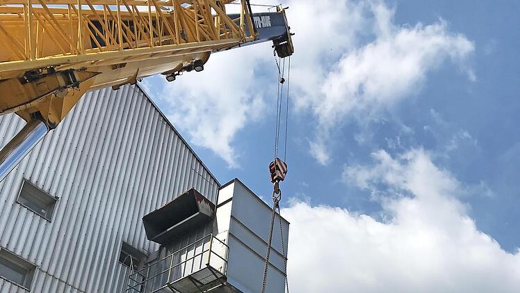 Die Etikettieranlage wird von einem Kran vorsichtig in die Flaschenabfüllerei der Gampert-Bräu gehoben.