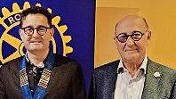 Günther Greiner (rechts) übergibt die Präsidentenkette und damit die Aufgaben des Clubpräsidenten an seinen Nachfolger Harald Laubinger.