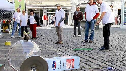 Die Band "Supersonic" spielte auf der "Apothekenbahn" im Steinweg - vorbei an riesigen Medikamentenpackungen.