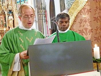 Die Gottesdienstbesucher in der voll besetzten Stadtpfarrkirche verabschiedeten eindrucksvoll Pfarrer Stefan Fleischmannn (links) und Pater Thomas Muttam, die beide gesanglich die Liturgie mitgestalteten.  Foto: Lothar Weidner