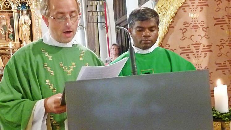 Die Gottesdienstbesucher in der voll besetzten Stadtpfarrkirche verabschiedeten eindrucksvoll Pfarrer Stefan Fleischmannn (links) und Pater Thomas Muttam, die beide gesanglich die Liturgie mitgestalteten.  Foto: Lothar Weidner