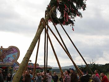 Unter Federführung von Helmut Metz (links) stellten die Männer den Ploabaam bei der Wöllbicher Kirmes in Rekordzeit auf. Foto: Gabriele Sell