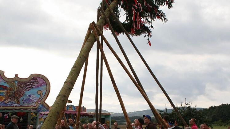 Unter Federführung von Helmut Metz (links) stellten die Männer den Ploabaam bei der Wöllbicher Kirmes in Rekordzeit auf. Foto: Gabriele Sell