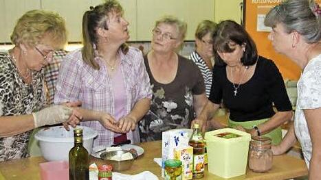 Mechthild Kirchner, Petra Grimmer, Adelgunde Knab, Elfried Zettelmeier und Karin Schedel (von links) bei den letzten Vorbereitungen. (Foto: Ralf Kestel)