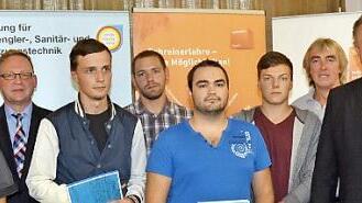 Maler/Lackierer, Maurer, Zimmerer und Dachdecker mit ihren Obermeistern Gerd Ströhlein, Dachdecker (links), Richard Eichhorn, Maurer (Dritter von links), Michael Blüml, Maler/Lackierer (Dritter von rechts) und Gerhard Kögel, Zimmerer (Zweiter von rechts)