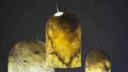Benjamin Hubert hat Lampenschirme aus Marmor entworfen. Das Material ist bis zu einer Dicke von sieben Millimetern lichtdurchlässig. Foto: Benjamin Hubert/dpa-mag