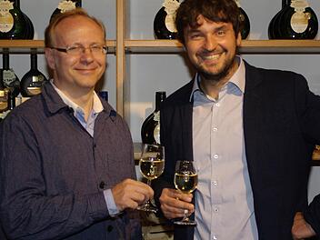 Heiko Niedermeyer (r.) ist neuer Leiter der GWF-Verkaufsstelle im Kellereischloss. Mit Stefan Merz (l.), bisheriger Interimsleiter, stößt er auf eine erfolgreiche Weiterentwicklung in Hammelburg an.  Foto: Winfried Ehling