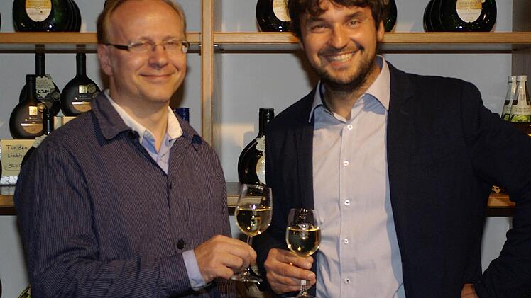 Heiko Niedermeyer (r.) ist neuer Leiter der GWF-Verkaufsstelle im Kellereischloss. Mit Stefan Merz (l.), bisheriger Interimsleiter, stößt er auf eine erfolgreiche Weiterentwicklung in Hammelburg an.  Foto: Winfried Ehling