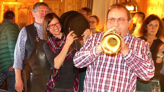 Braumeisterin Yvonne Wernlein tr&auml;gt das erste Fass Bockbier in den Br&auml;ustadl, assistiert vom Br&auml;u und dem Popp'n-Steft. Foto: Dieter H&uuml;bner