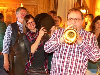 Braumeisterin Yvonne Wernlein trägt das erste Fass Bockbier in den Bräustadl, assistiert vom Bräu und dem Popp'n-Steft. Foto: Dieter Hübner