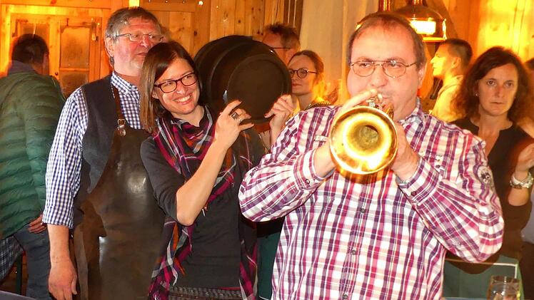 Braumeisterin Yvonne Wernlein trägt das erste Fass Bockbier in den Bräustadl, assistiert vom Bräu und dem Popp'n-Steft. Foto: Dieter Hübner