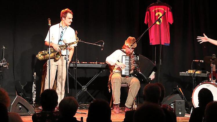 Gankino Circus kennen sich seit der Schulzeit und haben ihre Karriere als Straßenmusiker begonnen. Heute sind sie über Franken hinaus bekannt.  Foto: Bertram Wagner