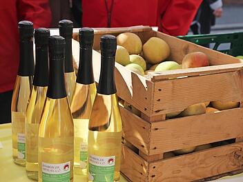 Neben &Auml;pfeln, Birnen und N&uuml;ssen gibt es auch Apfelsecco aus der Region zu kaufen. Foto: Kreisverband f&uuml;r Gartenbau