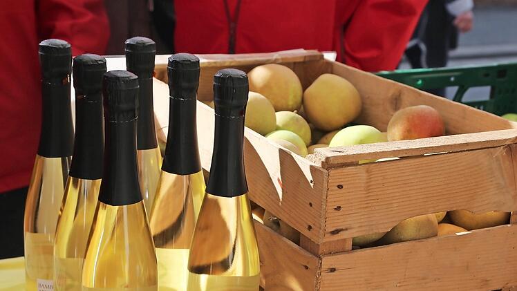 Neben &Auml;pfeln, Birnen und N&uuml;ssen gibt es auch Apfelsecco aus der Region zu kaufen. Foto: Kreisverband f&uuml;r Gartenbau