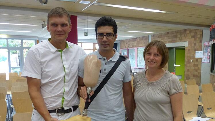 Mit einer Prothese als Anschauungsobjekt (von links): Christoph Deittert, Lehrling Habib Durani und die ehrenamtliche Helferin Sabine Kaiser Foto: Pauline Lindner