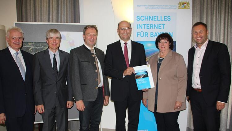 Sie freuen sich über den Förderbescheid für die Stadt Ludwigsstadt. Im Bild von links: der Leiter des Vermessungsamts, Detlef Arnold, Vize-Regierungspräsident Thomas Engel, Landrat Klaus Löffler, Finanz- und Heimatminister Albert Füracker, Zweite Bürgermeisterin Eva Jahn und MdL Jürgen Baumgärtner.  Foto: Veronika Schadeck