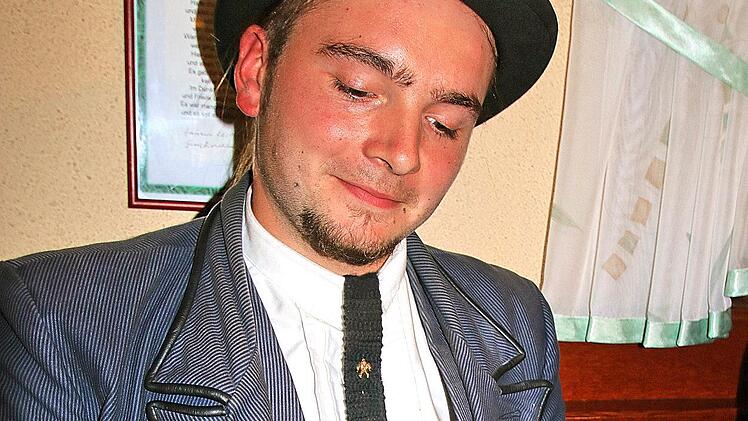 Der Spenglergeselle Carl Tillier begann seine Walz in Bad Kissingen-Hausen.  Mindestens drei Jahre und einen Tag muss er unterwegs sein. Seinem  Heimatort Goldbach im Landkreis Aschaffenburg, den er hier eingezeichnet  hat, darf er sich nur bis 50 Kilometer nähern.  Dieter Britz