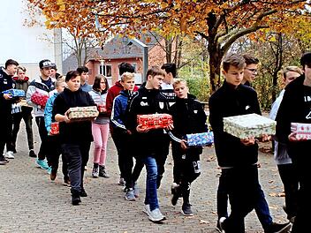 Den Eltmanner Mittelschülern machte es riesigen Spaß, ihre Weihnachtspäckchen selbst zur Sammelstelle zu tragen.  Foto: Günther Geiling