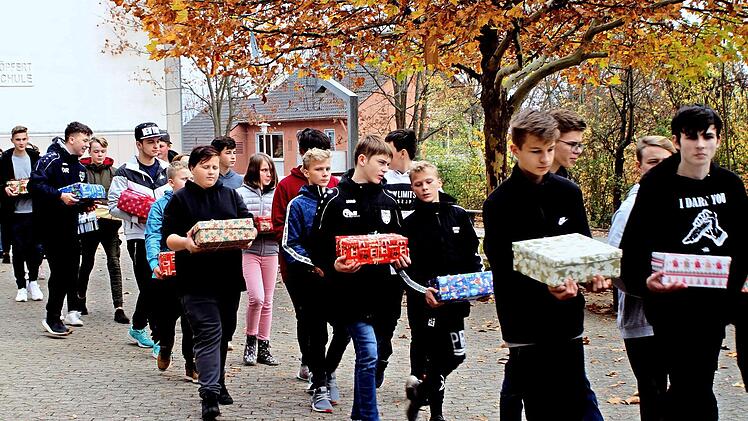 Den Eltmanner Mittelschülern machte es riesigen Spaß, ihre Weihnachtspäckchen selbst zur Sammelstelle zu tragen.  Foto: Günther Geiling