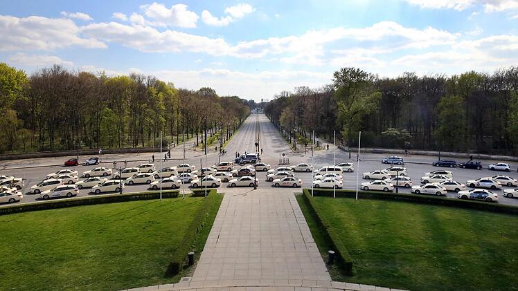 Tausende Taxifahrer demonstrierten in Berlin. Mitten unter ihnen Taxiunternehmer Michael Höllein aus Coburg. dpa