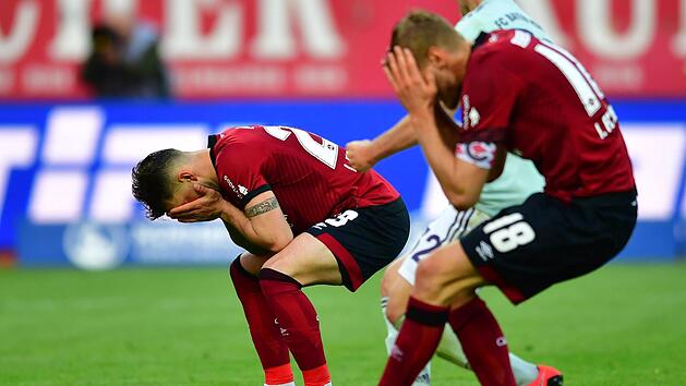 Der N&uuml;rnberger Tim Leibold (li.) schoss den Foulelfmeter in der Partie gegen Bayern M&uuml;nchen in der 90. Minute beim Stand von 1:1 an den Innenpfosten des Tores von Sven Ulreich. Auch Kapit&auml;n Hanno Behrens (re.) verballerte in dieser Saison schon zwei Strafst&ouml;&szlig;e. Foto: dpa