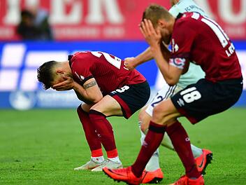 Der N&uuml;rnberger Tim Leibold (li.) schoss den Foulelfmeter in der Partie gegen Bayern M&uuml;nchen in der 90. Minute beim Stand von 1:1 an den Innenpfosten des Tores von Sven Ulreich. Auch Kapit&auml;n Hanno Behrens (re.) verballerte in dieser Saison schon zwei Strafst&ouml;&szlig;e. Foto: dpa