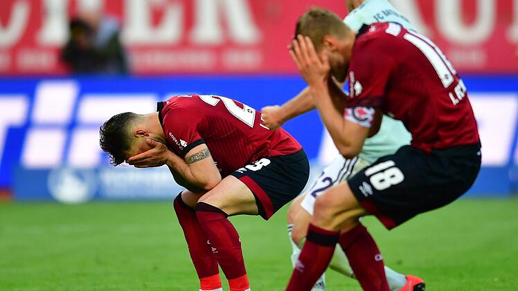 Der N&uuml;rnberger Tim Leibold (li.) schoss den Foulelfmeter in der Partie gegen Bayern M&uuml;nchen in der 90. Minute beim Stand von 1:1 an den Innenpfosten des Tores von Sven Ulreich. Auch Kapit&auml;n Hanno Behrens (re.) verballerte in dieser Saison schon zwei Strafst&ouml;&szlig;e. Foto: dpa