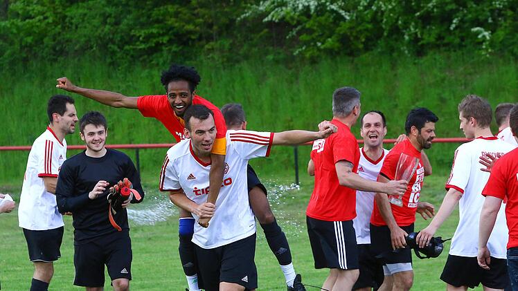 Die Blaicher feiern den Titel in der A-Klasse.  Foto: Monika Limmer