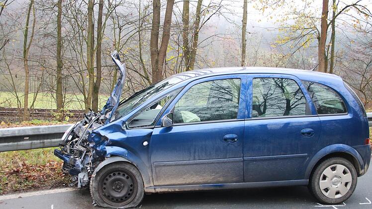 Unfall auf der Auffahrt zur B 289 beim Kauernburger Schlößla. Foto: Jürgen Gärtner