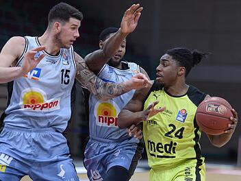 Von zwei Mann nicht zu bremsen: Bayreuths Frank Bartley (rechts) behauptet gegen die Crailsheimer Bogdan Radosavljevic (links) und Haywood Highsmith (Mitte) den Ball. Gegen die bisherige Überraschungsmannschaft der Liga holten die Bayreuther einen unerwartet deutlichen Heimsieg.