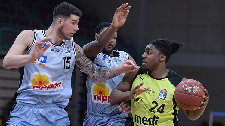 Von zwei Mann nicht zu bremsen: Bayreuths Frank Bartley (rechts) behauptet gegen die Crailsheimer Bogdan Radosavljevic (links) und Haywood Highsmith (Mitte) den Ball. Gegen die bisherige Überraschungsmannschaft der Liga holten die Bayreuther einen unerwartet deutlichen Heimsieg.