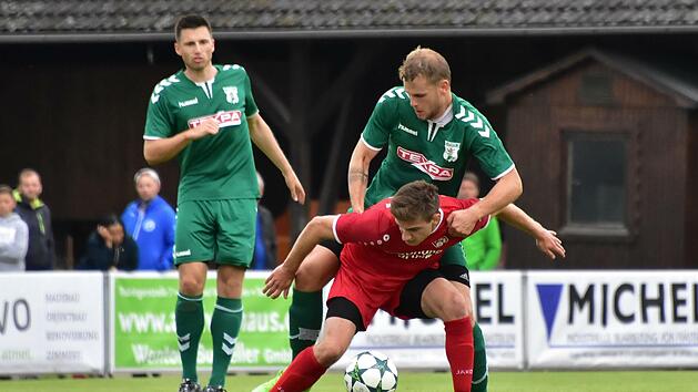 Spielte schon im Trikot der W&uuml;rzburger Kickers in der Bioenergie-Arena gegen den TSV Gro&szlig;bardorf, seinen aktuellen Klub: Offensivakteur Alban Peci (vorne).