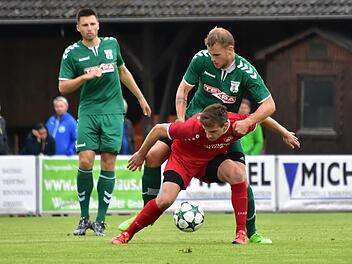 Spielte schon im Trikot der Würzburger Kickers in der Bioenergie-Arena gegen den TSV Großbardorf, seinen aktuellen Klub: Offensivakteur Alban Peci (vorne).